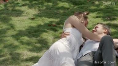 幸福的<strong>男女</strong>朋友躺在公园的草地上，<strong>约会</strong>时拥抱